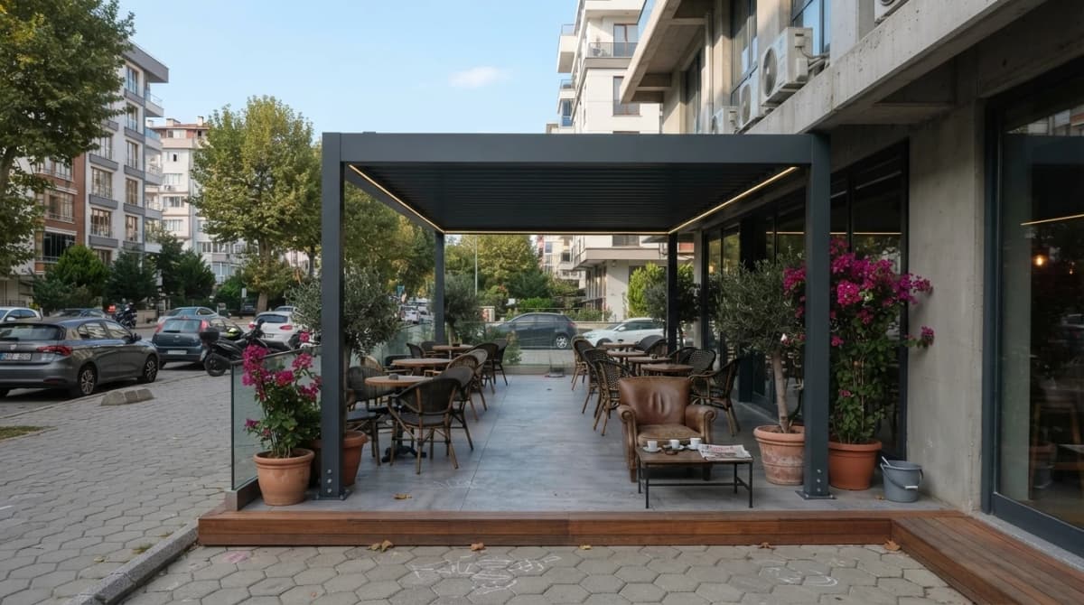 İzmir'de bir villa terasına kurulmuş döner lamelli bioklimatik pergola