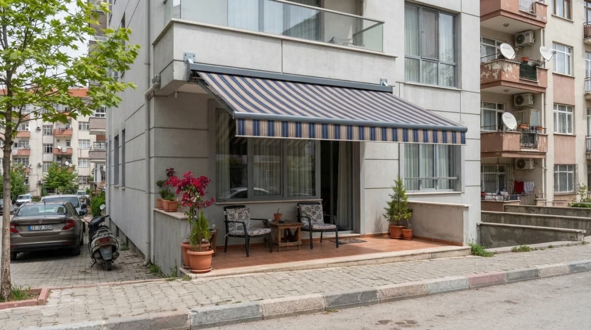 İzmir'de bir kafe cephesine kurulmuş mafsallı tente