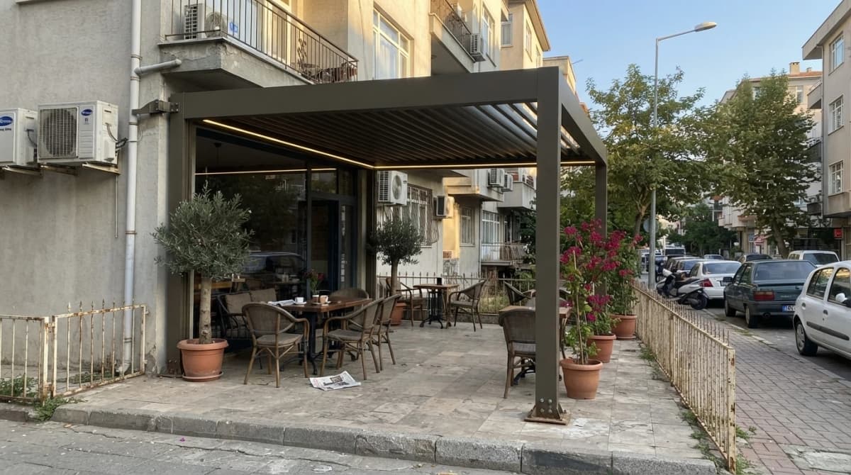 İzmir'de geniş bir terasa kurulmuş kayar membran çatılı rollingroof pergola