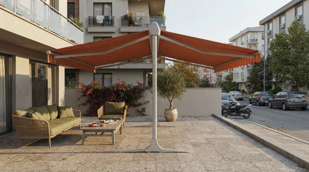 İzmir'de bir bahçeye kurulmuş bağımsız ayaklı T model tente