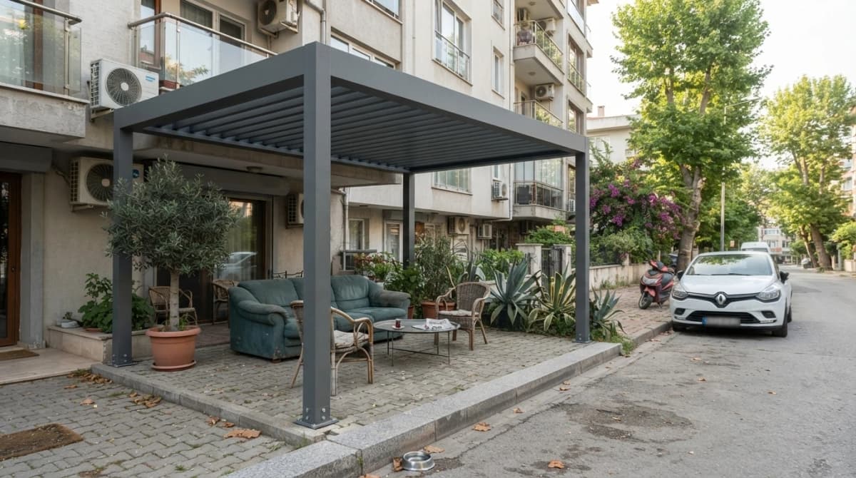 İzmir'de bir villa terasına kurulmuş döner lamelli bioklimatik pergola