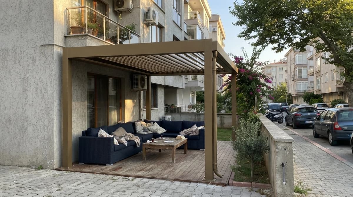 İzmir'de geniş bir terasa kurulmuş kayar membran çatılı rollingroof pergola